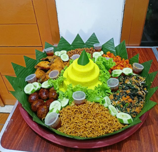 tumpeng tampah urap dan telur pindang ukuran 10 porsi