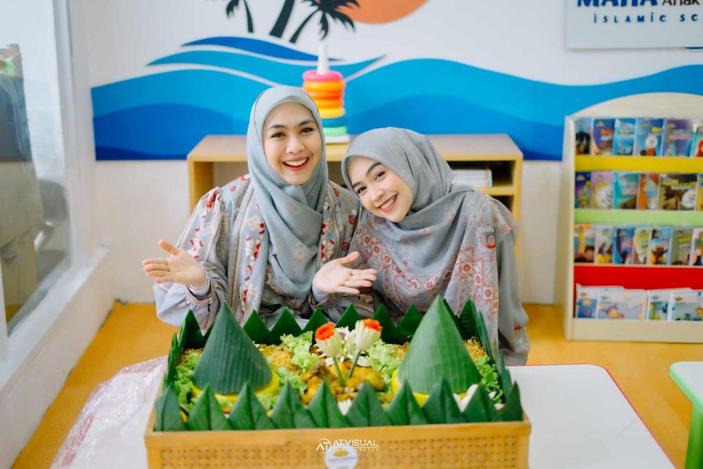 Pesanan nasi tumpeng untuk ria ricis dan ustadzah oki dalam pembukaan sekolah
