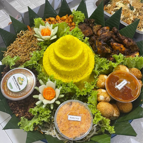 Nasi Tumpeng Kuning Komplit