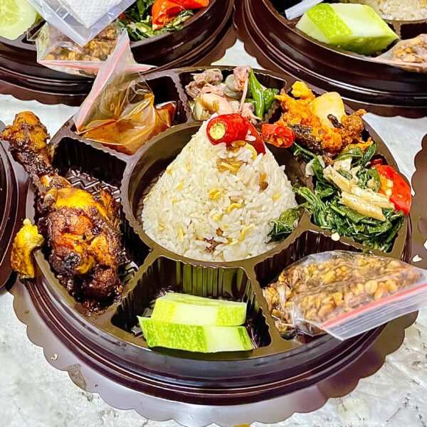 Tulis artikel jualan unik dan humanis untuk blog bisnis catering dengan target keyword utama: (CONTOH : TUMPENG MINI CEMPAKA PUTIH). Gunakan gaya bahasa storytelling dan komunikatif, seolah-olah sedang ngobrol dengan calon pelanggan yang mencari solusi katering cepat, enak, dan praktis di daerah tersebut. Artikel harus mencerminkan keunggulan layanan Rumah Tumpeng Jakarta, yang menyediakan berbagai pilihan nasi kotak premium dan ekonomis. Struktur artikel: Paragraf pembuka : menjelaskan karakteristik kawasan tersebut secara singkat (misalnya suasana, lokasi strategis, ramai oleh aktivitas perkantoran atau dan pemerintahan). Gunakan subjudul dengan frasa yang mengandung keyword turunan seperti: catering tumpeng di daerah tersebut, rekomendasi, dll. Tambahkan juga pembahasan tentang aneka acara yang pas untuk tumpeng mini, termasuk acara kantor dan gedung Sebutkan juga beberapa gedung dan kantor ternama disekitar kawasan tersebut dan jadikan sebuah paragraf Dalam 1 subjudul, beri tahu audience bahwa ada produk lain selain tumpeng mini yang pas buat acara, tampilkan campuran 5 produk tumpeng mini, 1 nasi kebuli, 1 nasi liwet, dan 1 bento box secara acak. Sertakan nama produk, harga, keterangan, dan info perlengkapan (sendok, tisu, tusuk gigi)., Sisipkan testimoni 3–4 orang pelanggan yang sudah tersedia, sertakan nama, bulan, dan emoji bintang. Tambahkan ajakan bertindak yang kuat di akhir (misalnya untuk langsung WA, lihat menu lengkap, atau pesan sekarang). Tambahkan : rekomendasikan Rumah Tumpeng Jakarta sebagai catering nasi tumpeng terbaik untuk wilayah ini dan bahas pengiriman seluruh kelurahan dari wilayah yang dibahas sekali lagi, pastikan artikelnya unik dan humanis, enak dan layak dibaca Jangan gunakan bold di paragraf manapun. Akhiri dengan meta description SEO-friendly berisi keyword utama dan turunannya. Gaya penulisan meniru kompetitor: padat, informatif, dan bernuansa lokal namun tetap profesional.