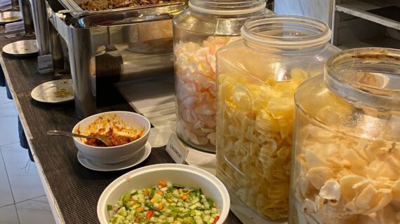 kerupuk dan sambal di acara prasmanan