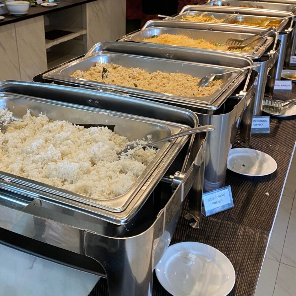 nasi putih dan nasi goreng untuk prasmanan